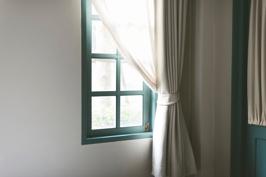 De Toldos a Cortinas: ¿Por qué es importante usar maquinaria en la fabricación de textiles?