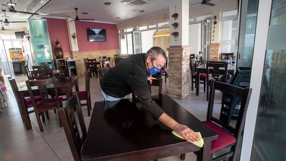 La hostelería reabre el interior de los locales tras casi un mes de cierre