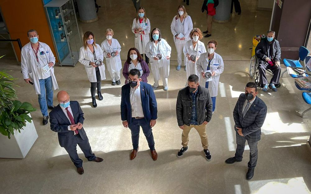 La empresa de moda murciana Laazo80 obsequia con un cinturón a las profesionales sanitarias