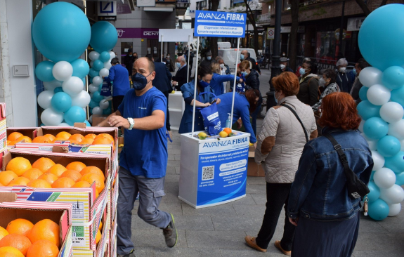 Avanza Fibra regala 4000 kilos de naranjas y limones de Murcia para la apertura de su tienda en Alcorcón