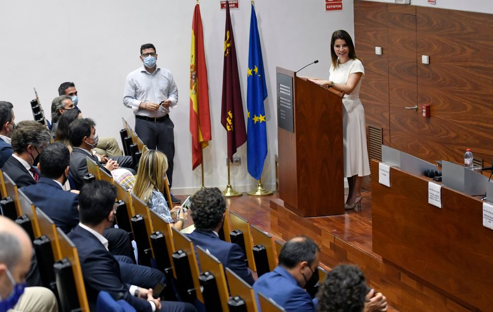 Hortensia Roig presenta EDEM y Marina de Empresas a empresarios y directivos de la Región de Murcia