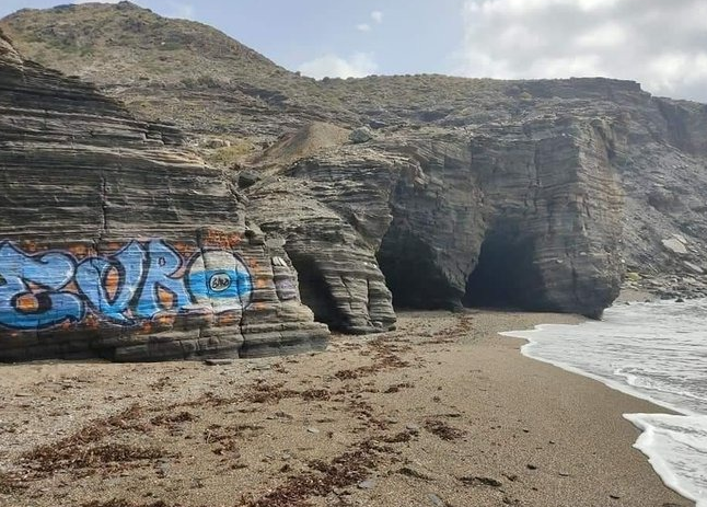 El vandalismo llega a Calblanque, Cala Cocón se despierta con un grafiti de grandes dimensiones