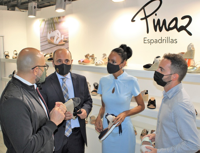 El Gobierno regional y Calzia trabajan en el desarrollo del primer plan sectorial del calzado para incrementar la competitividad del sector