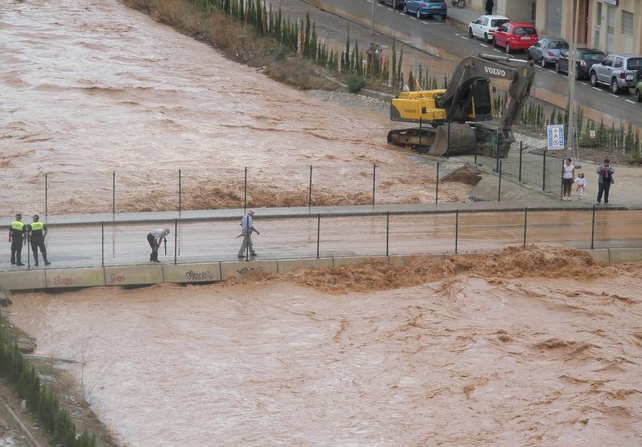 Limpian las ramblas para evitar las nuevas inundaciones