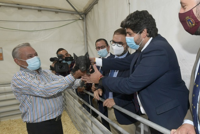 López Miras subraya el "éxito de Sepor como feria ganadera" y critica que "se intenta crear una mala imagen del sector"