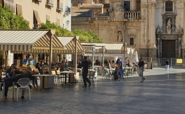 Los hosteleros se ahorrarán en 2022 más de 1,2 millones de euros por instalar mesas y sillas en el exterior