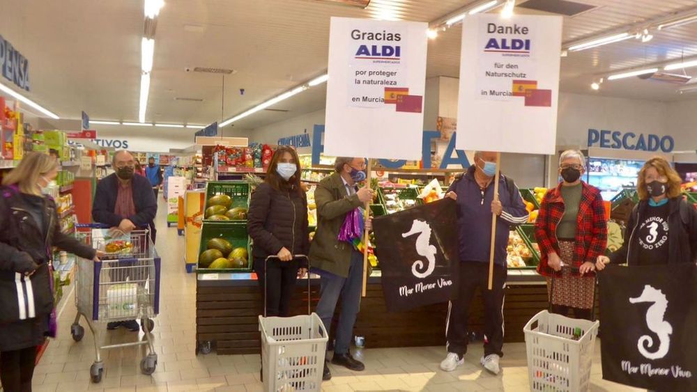 Los vecinos del Mar Menor agradecen a Aldi su defensa a la laguna con simbólicas compras