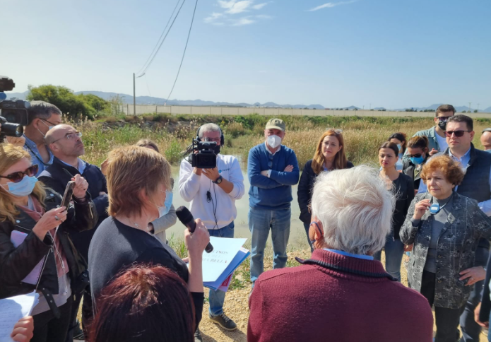 Los vecinos de Bahía Bella llevan sus reivindicaciones a un grupo de eurodiputados