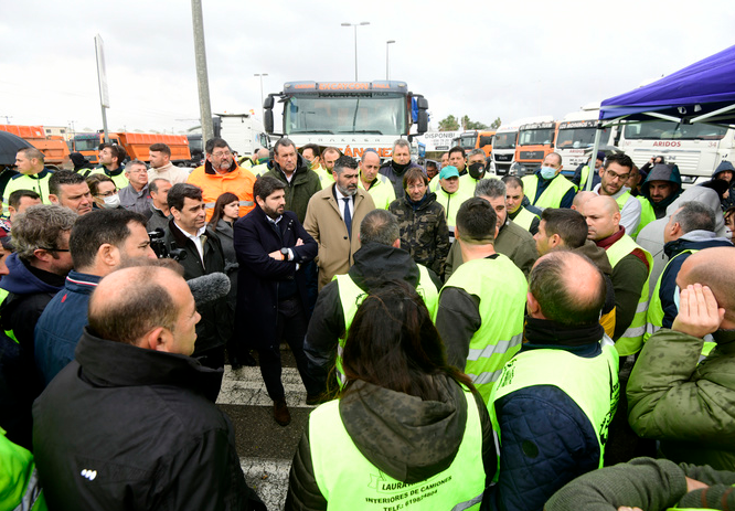 López Miras reclama al Gobierno central bajar los impuestos a los carburantes para garantizar "la supervivencia del transporte"