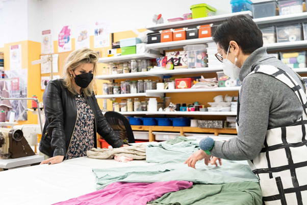 Pequeña Moma reconvierte prendas con taras para darles una segunda vida con un fin solidario