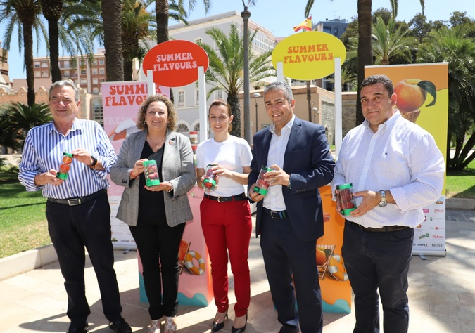 La Comunidad cofinancia una campaña de promoción de la fruta de hueso regional entre los cruceristas llegados a Cartagena