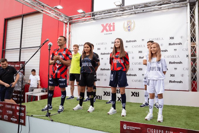 Xti acoge en una gran fiesta la presentación de la nueva 
equipación del Yeclano Deportivo