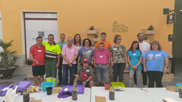 La Noria Outlet crea su primer huerto ecológico con la ayuda de alumnos de ASTRAPACE