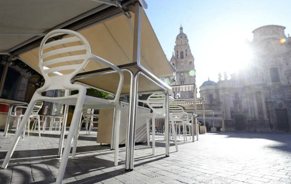 Hostemur traslada a la consejera de Empresa su indignación e inquietud por la gestión de la pandemia