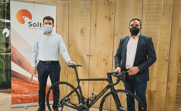 La murciana Soltec y Fundación Marcelino Oliver firman un acuerdo para el patrocinio de la nueva furgoneta fotovoltaica