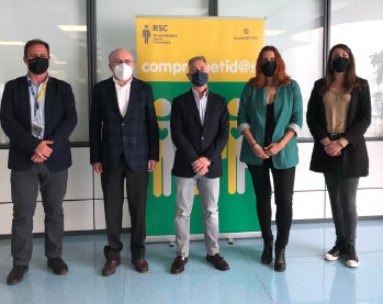 Los trabajadores de Hefame donan a Cáritas la recaudación de su campaña de Navidad