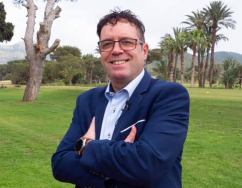 El coach murciano Javier Valera, número uno de ventas en Amazon con su nuevo libro 'Visitas Infinitas'