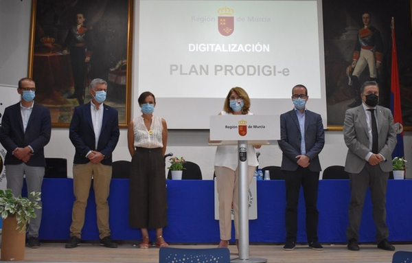 La Comunidad invertirá 46,2 millones en la transformación digital del sistema educativo regional