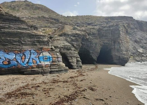 El vandalismo llega a Calblanque, Cala Cocón se despierta con un grafiti de grandes dimensiones