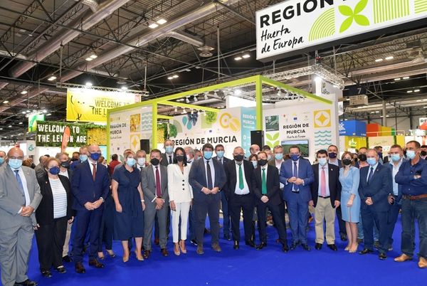 López Miras defiende el "valor estratégico" del sector hortofrutícola regional, que exportó 1.872 millones de euros en el primer semestre