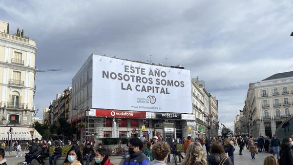 Una lona en la Puerta del Sol afirma que Murcia es la 'capital'