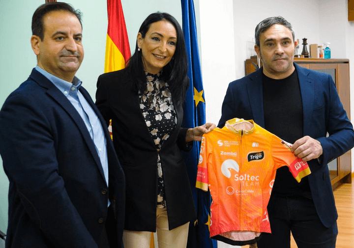 La consejera Valle Miguélez, nombrada 'madrina' del equipo ciclista profesional femenino Soltec Team Costa Cálida