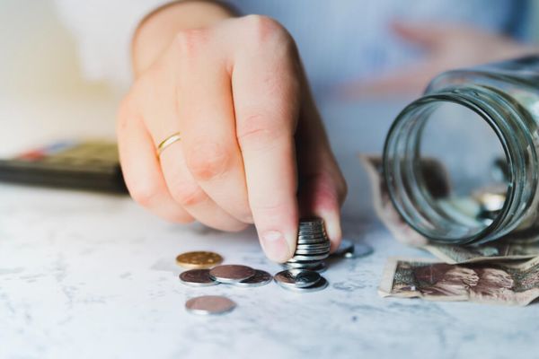 Pandemia, subida de precios, electricidad... principales causas del impago de deudas entre empresas