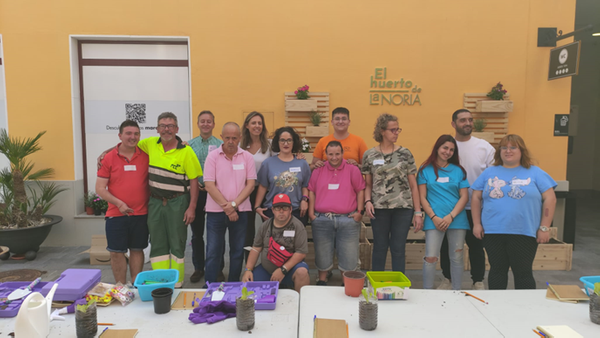 La Noria Outlet crea su primer huerto ecológico con la ayuda de alumnos de ASTRAPACE